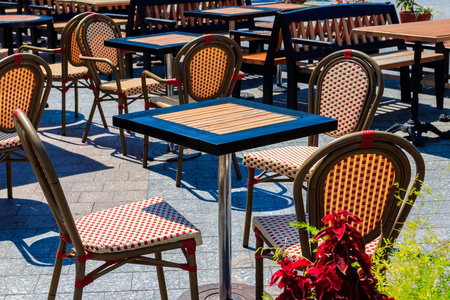 夏季舒适的室外咖啡厅的椅子和桌子