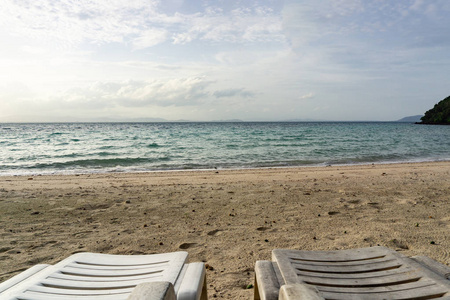 下午在沙滩上坐两张椅子图片