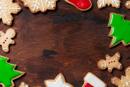 圣诞姜饼饼干在木制背景上。 带空间的顶景，您的问候