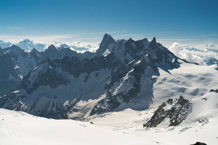 从蒙布朗山海特萨沃埃的AiguilleduMidi山的Grandes Jorasses和DentDuGeant全景