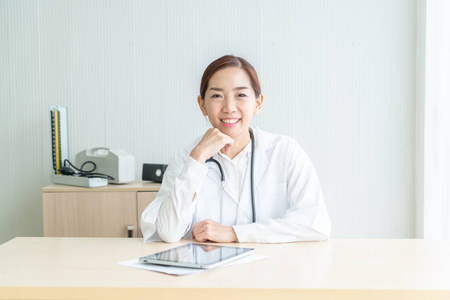 亚洲女医生在办公室微笑