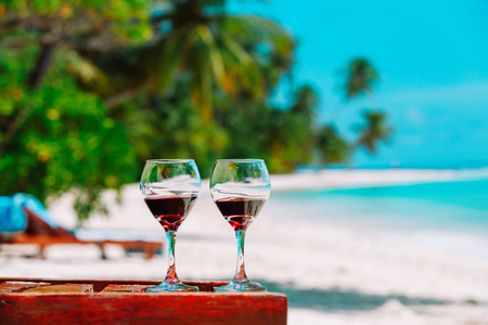 两个酒杯在热带沙滩度假图片