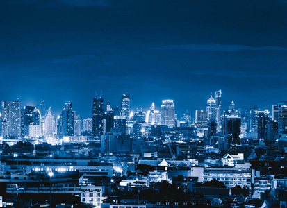 泰国曼谷市中心崇恩寺的鸟瞰图。亚洲智能城市的金融区和商业中心。摩天大楼和高层建筑在夜间..