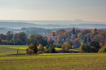 波兹考的宫殿和教堂靠近斯托洛威山，秋天，下西莱西亚，波兰