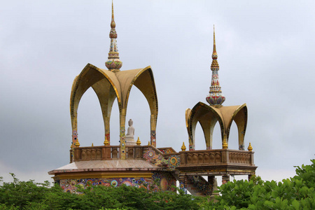 泰国khaokorpheetchabun的法桑卡尤的两个拱形圆顶和一个坐着的佛陀的长镜头