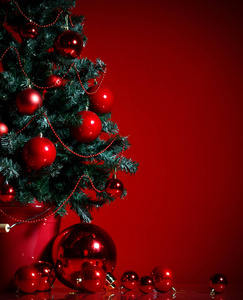 圣诞树装饰的红色拼凑装饰球礼物新年2019在深红色