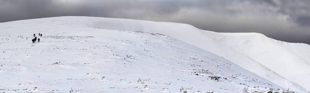 白雪覆盖了喀尔巴阡山，冬天游客远在远足