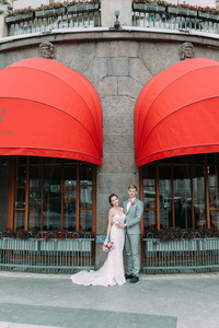 圣彼得堡的时尚婚礼。 在城市里散步照片拍摄。 欧洲建筑风格