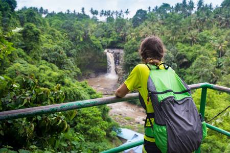 在巴厘岛的瀑布前的女孩, Indanesia