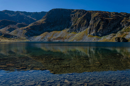 巴布雷卡湖肾，保加利亚西北部的莱拉山中的一组冰川湖泊之一。 2018年秋季
