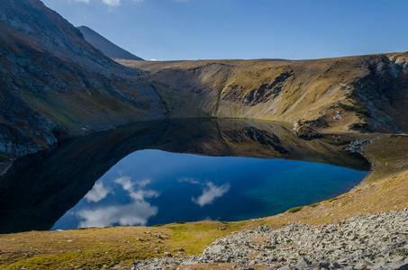 观奥科托湖眼一组冰川湖泊在西北部的里拉山。 心灵吹着镜子，就像保加利亚的湖光。 2018年秋季