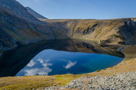 观奥科托湖眼一组冰川湖泊在西北部的里拉山。 心灵吹着镜子，就像保加利亚的湖光。 2018年秋季