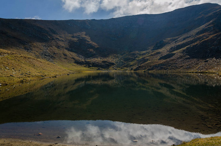 心灵像湖光一样吹着镜子。 萨尔扎塔湖泪珠保加利亚西北部的莱拉山中的一组冰川湖泊之一。 2018年秋季