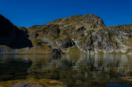 巴布雷卡湖肾脏是保加利亚西北部里拉山的一组冰川湖泊之一。2018年秋季