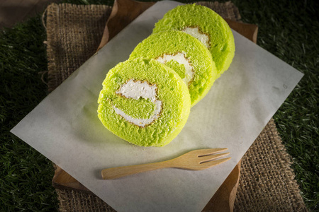 用木叉在粉笔上涂上绿色的彩色卷饼