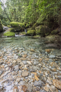 美丽的大西洋雨林瀑布景观，清澈的蓝色水在Serrinha生态保护区，巴西里约热内卢