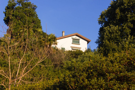 在温暖的阳光明媚的春天早晨，意大利维拉尼亚拉戈麦乔尔植物园的外观和建筑细节。