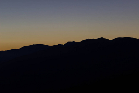 美丽的日出在里拉山的岩石峰会上。 从莱拉湖上看，莱拉山，保加利亚，2018年秋季