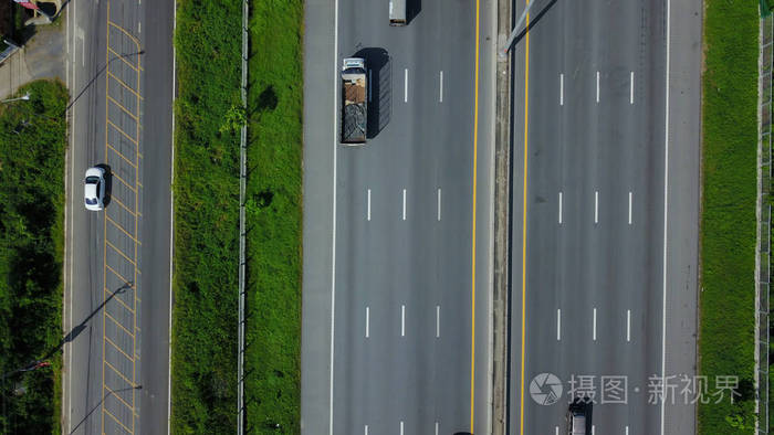 高速公路跨越乡村的鸟瞰图