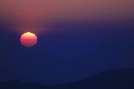 山顶上的橙色夕阳。