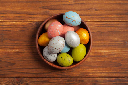 木制背景上五颜六色的复活节彩蛋