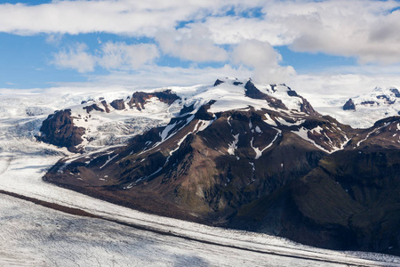 斯卡夫塔费尔斯冰川河流沿着火山山南下冰岛雄伟的景色
