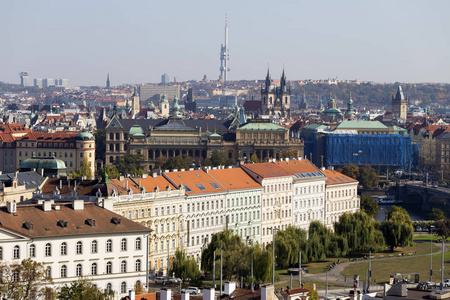 在阳光明媚的日子里，捷克共和国秋天的布拉格城与它的建筑塔楼大教堂和桥梁