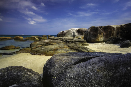 从belitungindonesia岛到tanjungtinggi海滩的一组大石头的景色