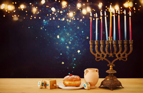 犹太节日光明节背景的形象与menorah传统烛台和蜡烛在闪闪发光的背景上。