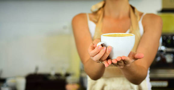 放松一下完美的早晨与最好的咖啡。在咖啡厅或咖啡厅放松身心, 并小酌一杯。新鲜的早晨咖啡, 牛奶和奶油泡沫。咖啡师推荐美式或咖啡杯