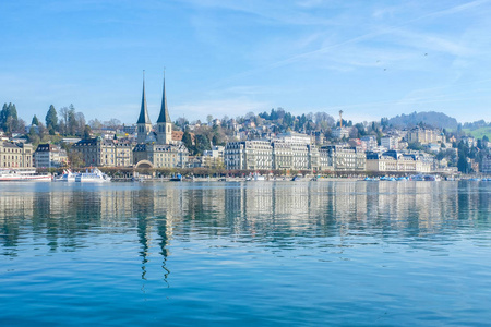 瑞士卢塞恩州卢塞恩市中心著名教堂桥和卢塞恩湖的全景