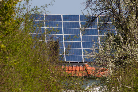 德国南部房屋屋顶上的太阳能电池板。