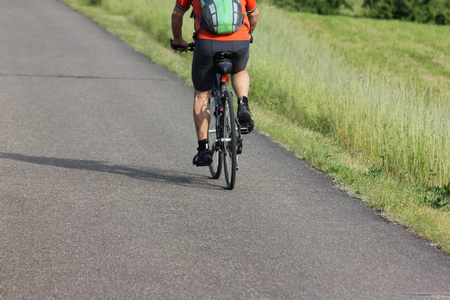 6月在德国南部阳光明媚的一天，你会看到骑自行车的人开车和慢跑者沿着小径奔跑