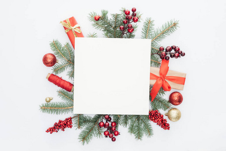 松树枝顶景观圣诞装饰品和礼物，中间有方形空白，孤立在白色上
