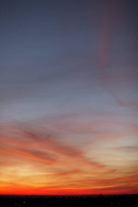 炽热的橙色日落天空。 美丽的天空。 自然背景