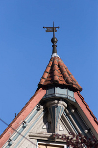 在德国南部的一个历史城市中，屋顶和天线以及建筑物和教堂的详细建筑。
