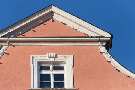 6月，在德国南部一个阳光明媚的日子里，你可以看到一个有装饰的历史城市的门面窗户和部分屋顶