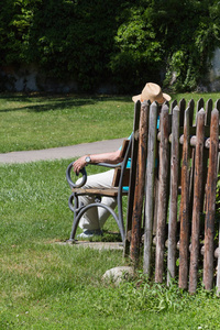 在6月的一个阳光明媚的日子里，在德国南部，你会看到在修道院公园里的资深女士和绅士坐在长凳上或用北欧手杖走路