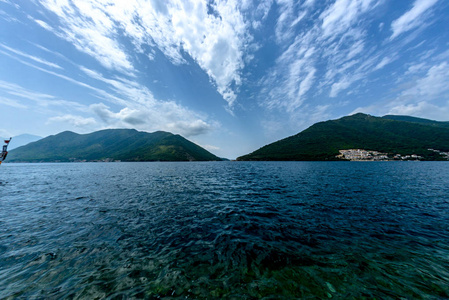 海山海岸。 在海平面背景下的两座山