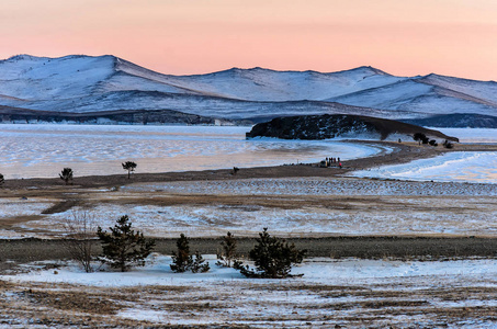 在贝加尔湖的夕阳下, 有美丽的冬冻湖和雪山。全景