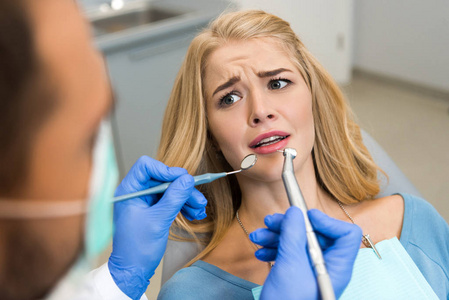 被吓坏的女性病人的牙检验片图片