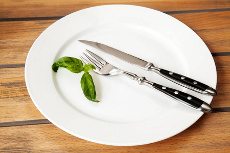 空盘子上的叉子和刀