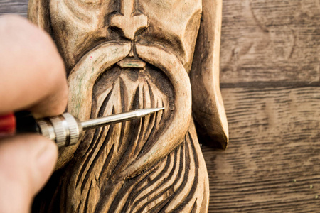 雕刻。 木雕雕刻师。 用木头做一个图形。