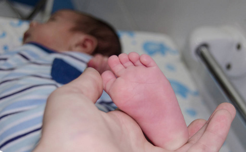妈妈给新生婴儿的脚做按摩