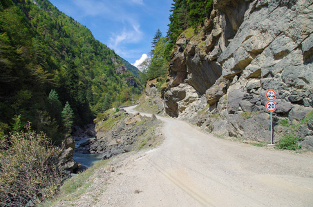 在岩石和山河之间经过的狭窄土路。 空路。 自然和旅行。 格鲁吉亚