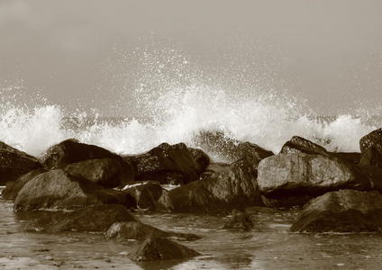 海滩上巨大岩石后面的静水图片