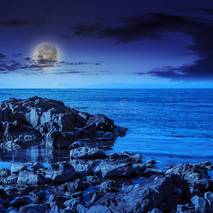 海浪在夜间拍打巨石