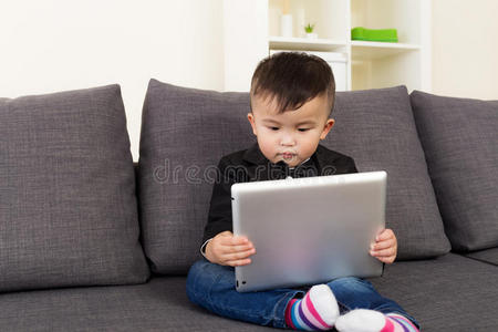 亚洲小男孩用平板电脑
