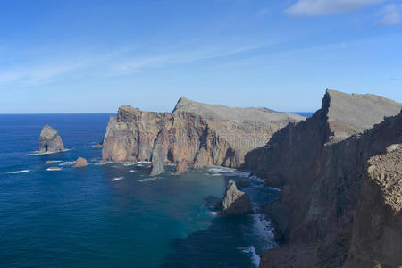 岛屿海岸外海洋中火山岩的悬崖图片
