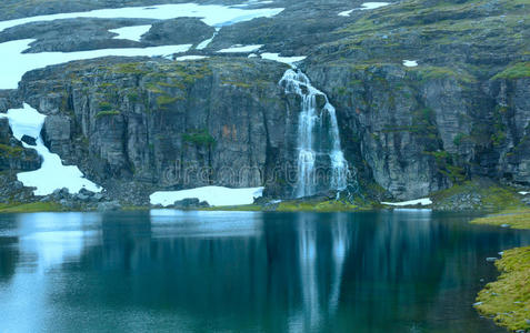 有湖有雪的夏季山挪威